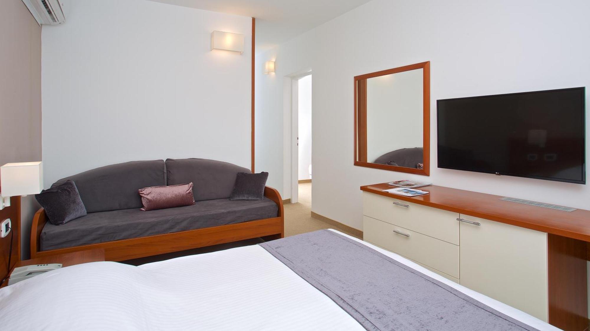 Arena Hotel Holiday ميدولين المظهر الخارجي الصورة