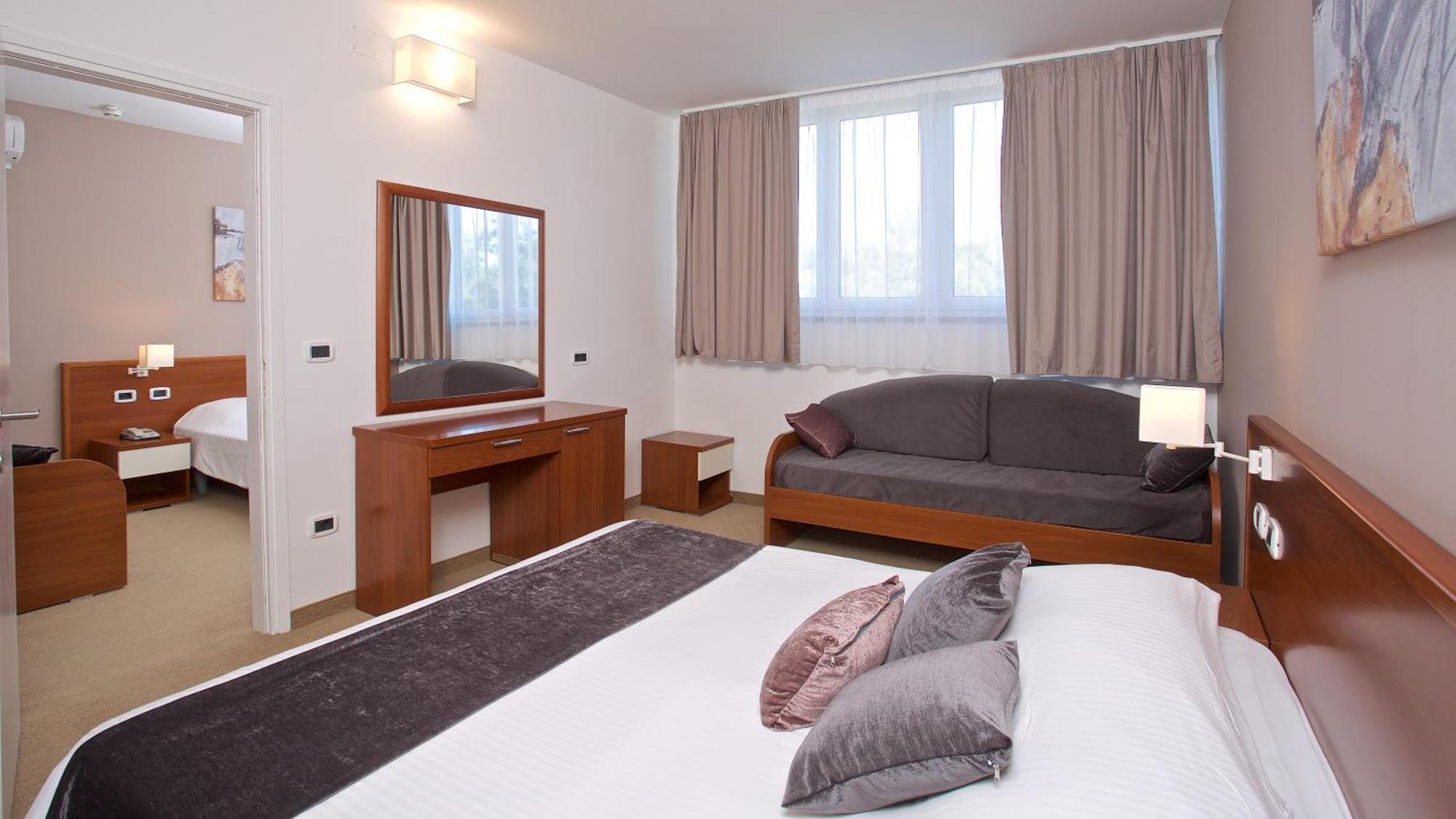 Arena Hotel Holiday ميدولين المظهر الخارجي الصورة